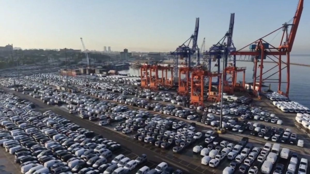 Haydarpaşa Limanı’nda binlerce sıfır araç havadan görüntülendi