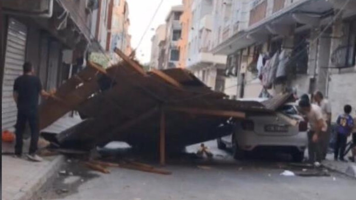 İstanbul’da fırtına: Çatının altında kalmaktan son anda kurtuldular