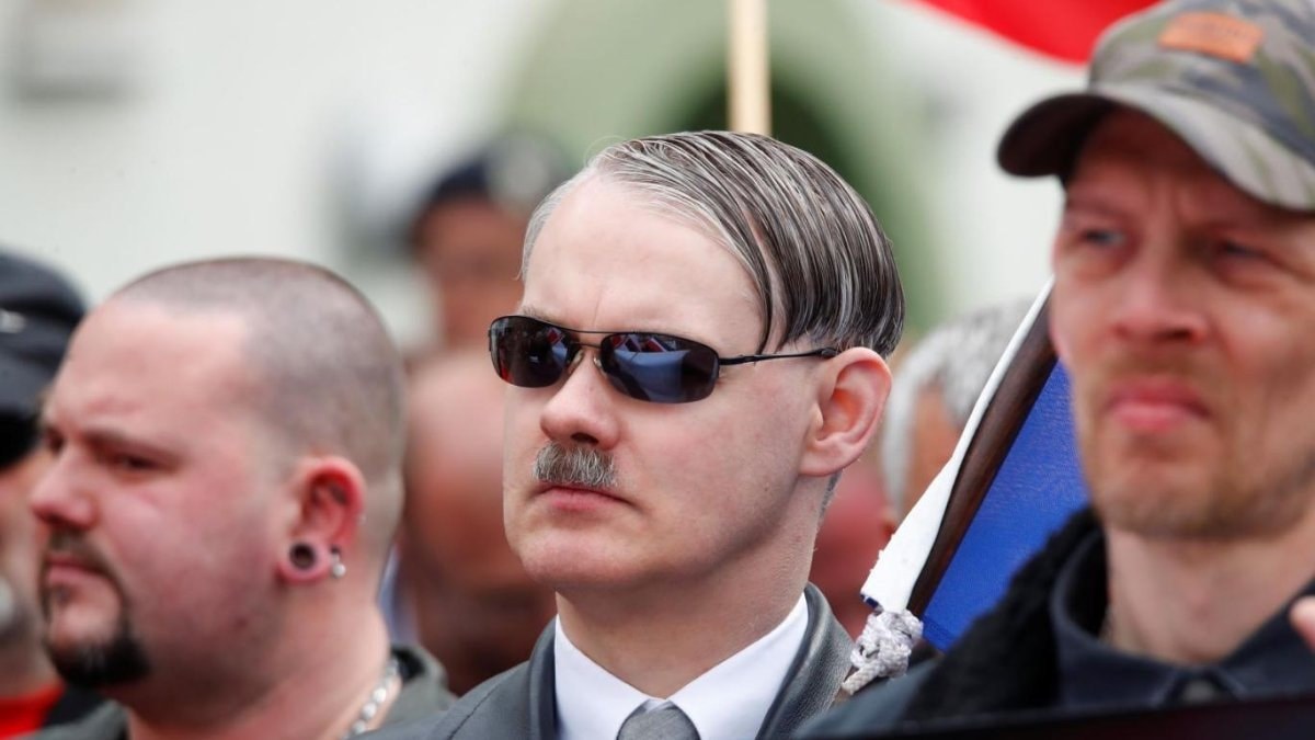 Kendisini Hitler’e benzeten Hollandalı, Almanya’da Hitler övgüsünden yargılanacak
