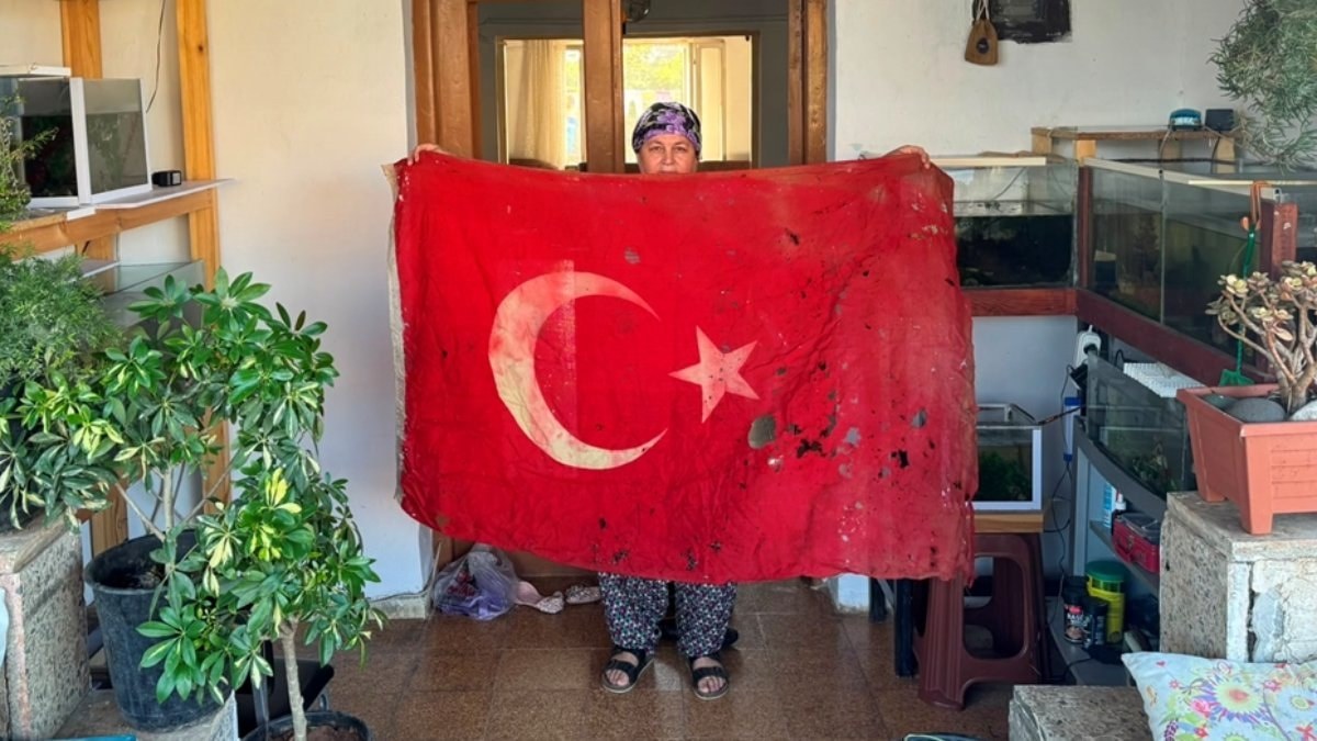 Kıbrıs Barış Harekatı’nda Türk askerlerinin kullandığı bayrağı 36 yıldır saklıyor