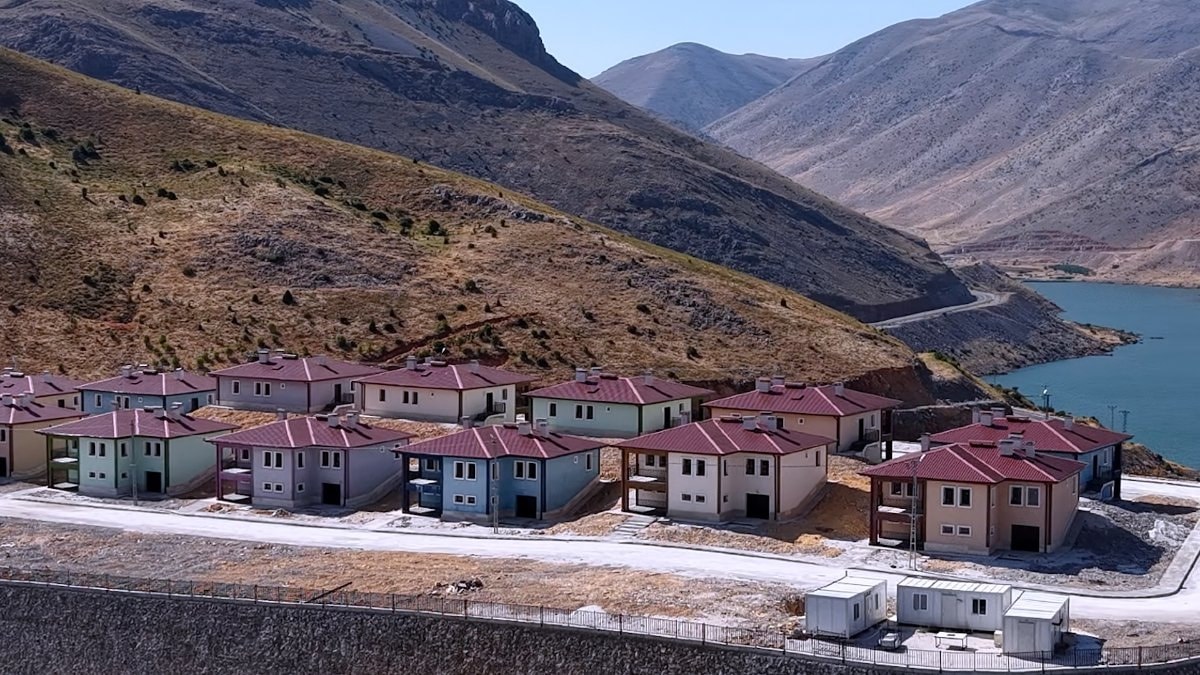 Murat Kurum Adıyaman’da inşa edilen köy evlerini paylaştı