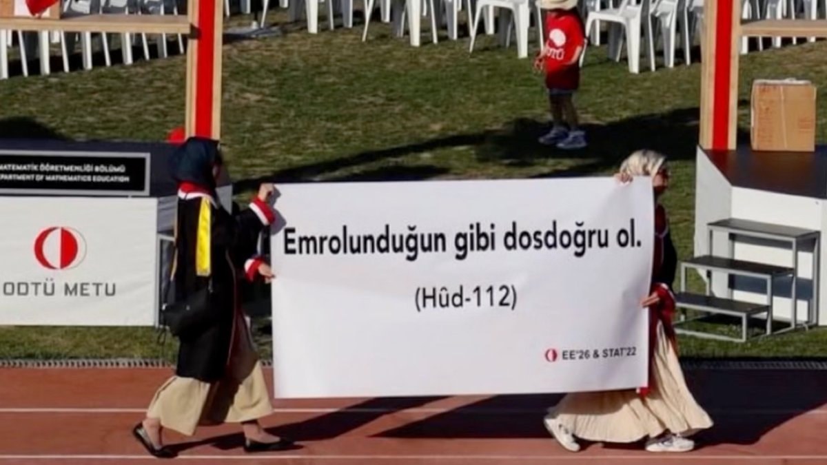 ODTÜ Mezuniyet Töreni’nde dikkat çeken pankart: Emrolunduğun gibi dosdoğru ol