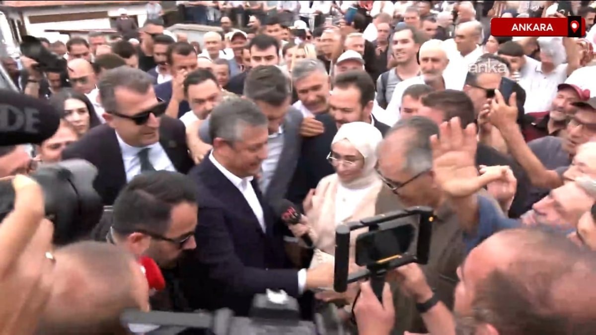 Özgür Özel, Cuma namazı için Hacı Bayram Veli Camii’ne gitti
