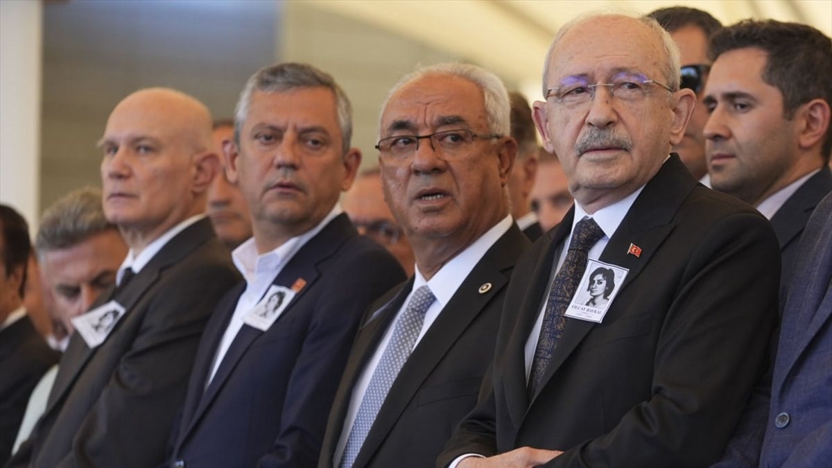 Özgür Özel ile Kemal Kılıçdaroğlu’nun katıldığı cenaze töreninde “çelenk krizi”