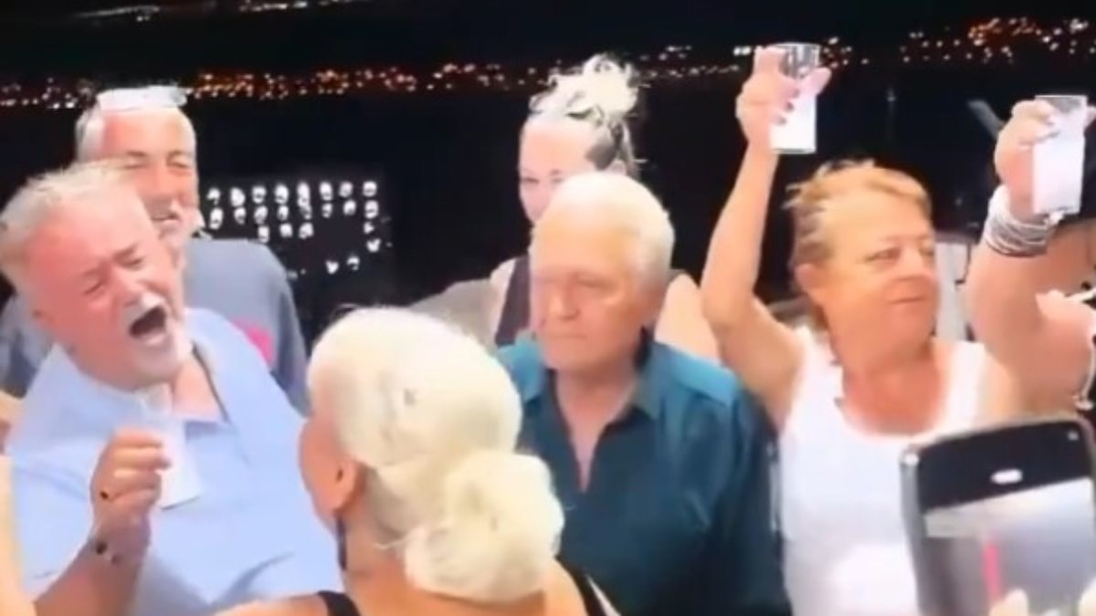 Özgür Özel’in kurduğu Yeni Parti’yi rakı ile kutladılar