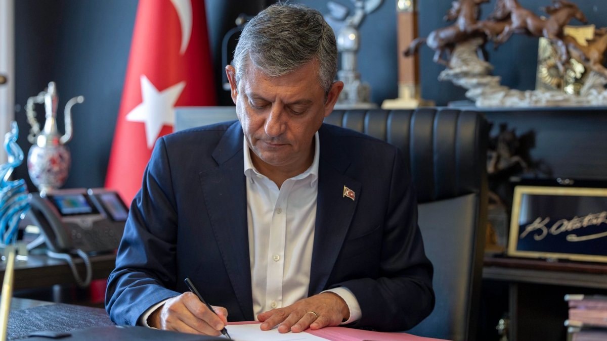 Özgür Özel’in ‘Yeni Parti’si için dilekçe bakanlığa gidiyor