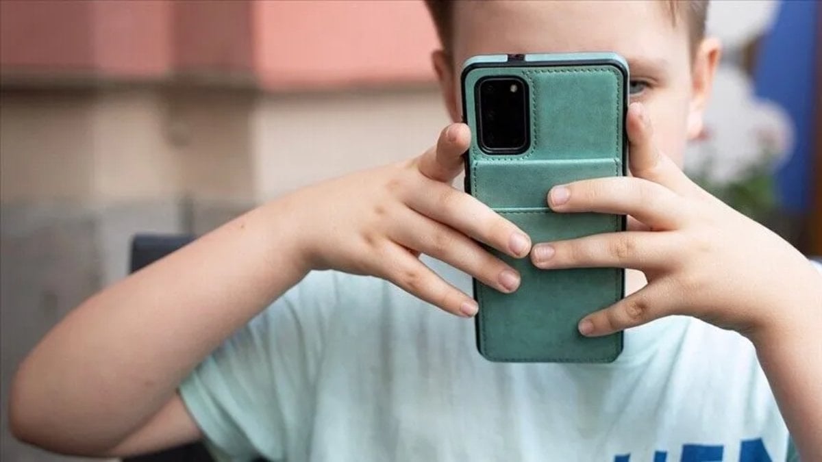 Polonya’da anaokulu ve ilkokullarda cep telefonu yasağına onay
