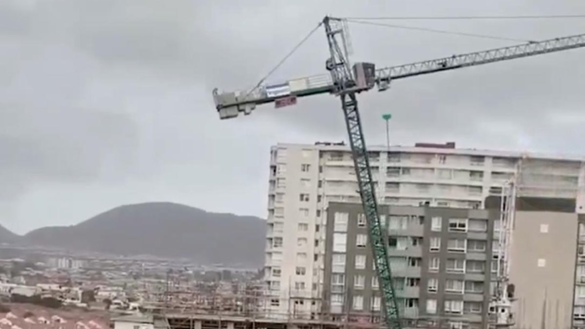 Şili’de şiddetli fırtına: Kuvvetli rüzgar vinci devirdi