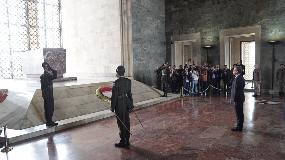 Yeni Parti Genel Başkanı Özgür Özel Anıtkabir’i ziyaret etti