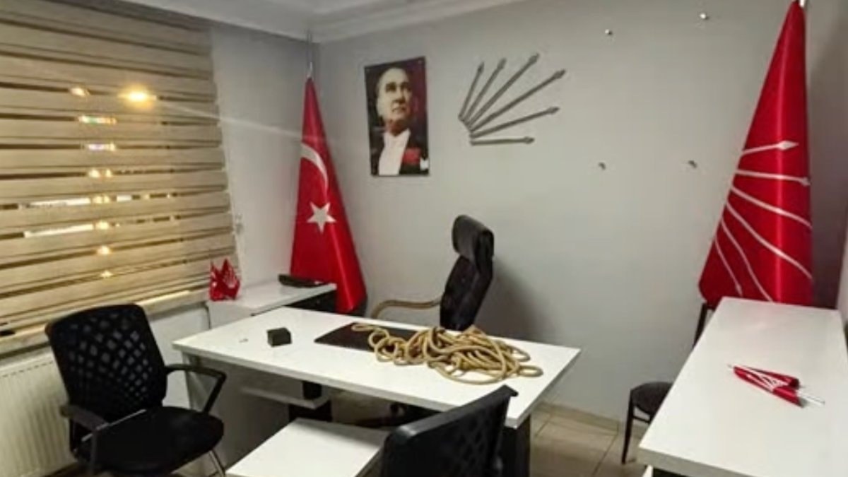 Yeni Parti’ye geçen bir grup, CHP’nin Mamak’taki parti binasına urgan bıraktı