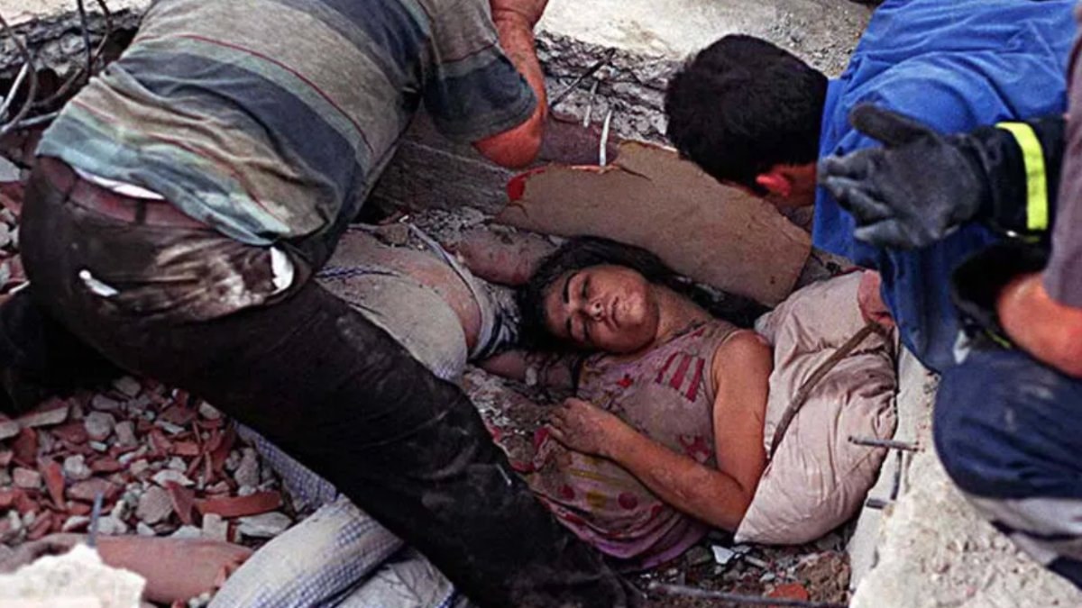 17 Ağustos Depremi’nin hafızalardan silinmeyen görüntüleri