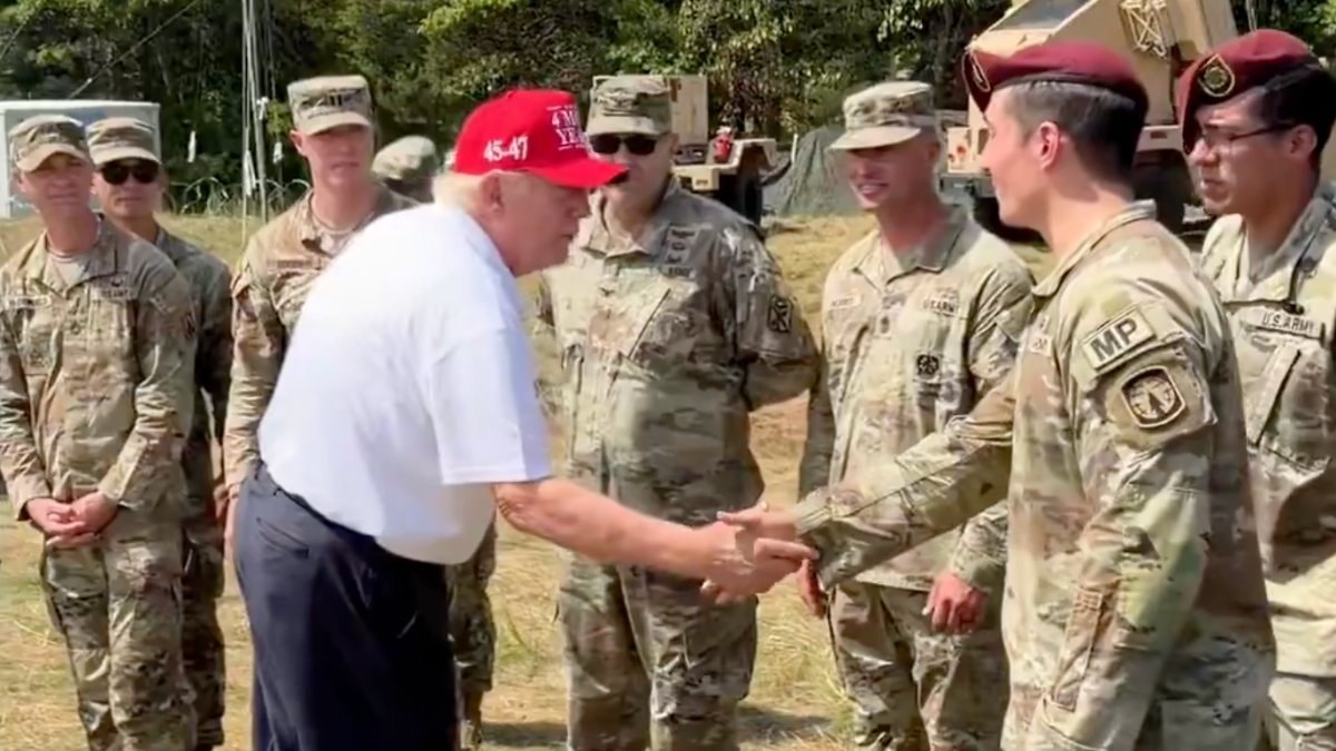 ABD Başkanı Trump, askerlerle bir araya geldi: Disiplinsiz halleri dikkat çekti