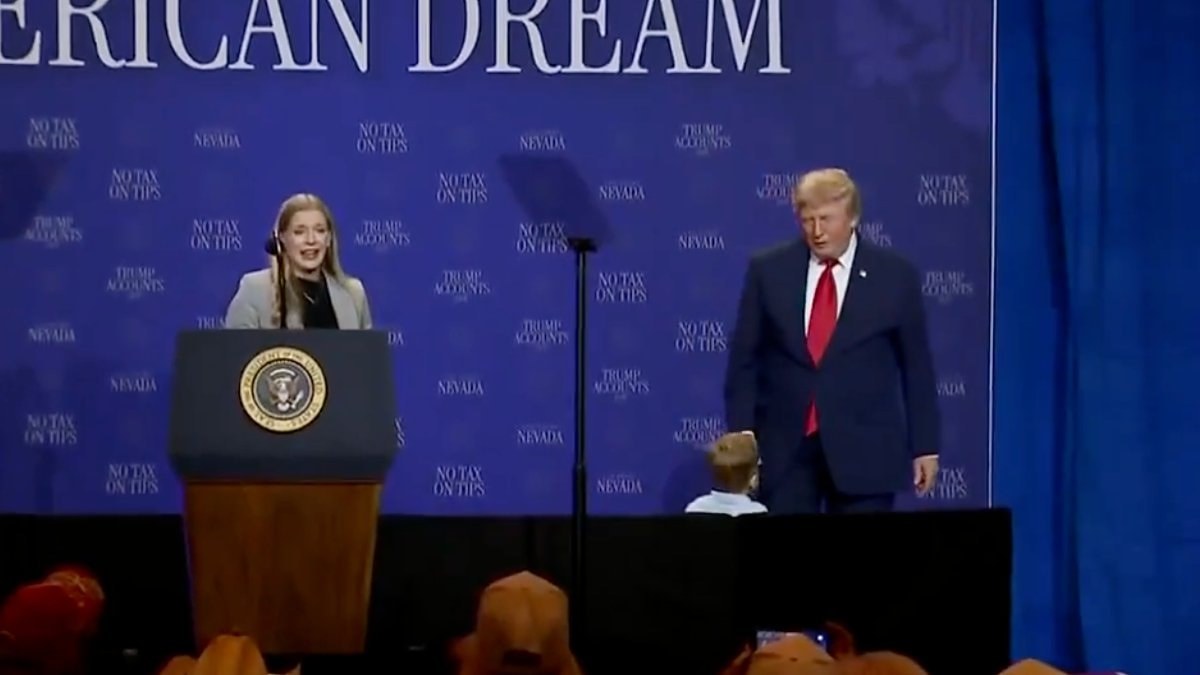 ABD Başkanı Trump, sahneden uzaklaşmaya çalışan çocuğu durdurdu: Biden gibi düşmesini istemiyorum