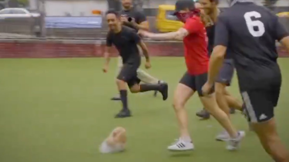 ABD’li aktivistler Netanyahu’nun replika kafasıyla halı sahada futbol oynadı