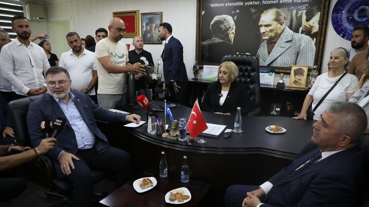 AK Parti’ye geçen Menderes Belediyesi’nde devir-teslim töreni gerçekleştirildi
