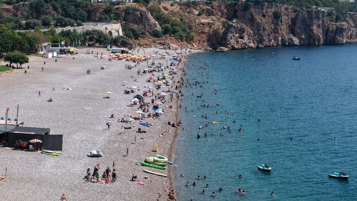Antalya’da termometreler 40 dereceyi gösterdi: Kent merkezi boş kaldı