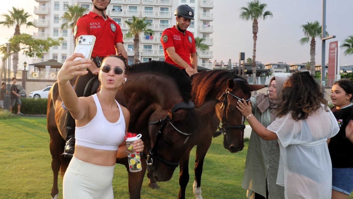 Antalya’da vatandaşlar ve turistlerden atlı polislere yoğun ilgi