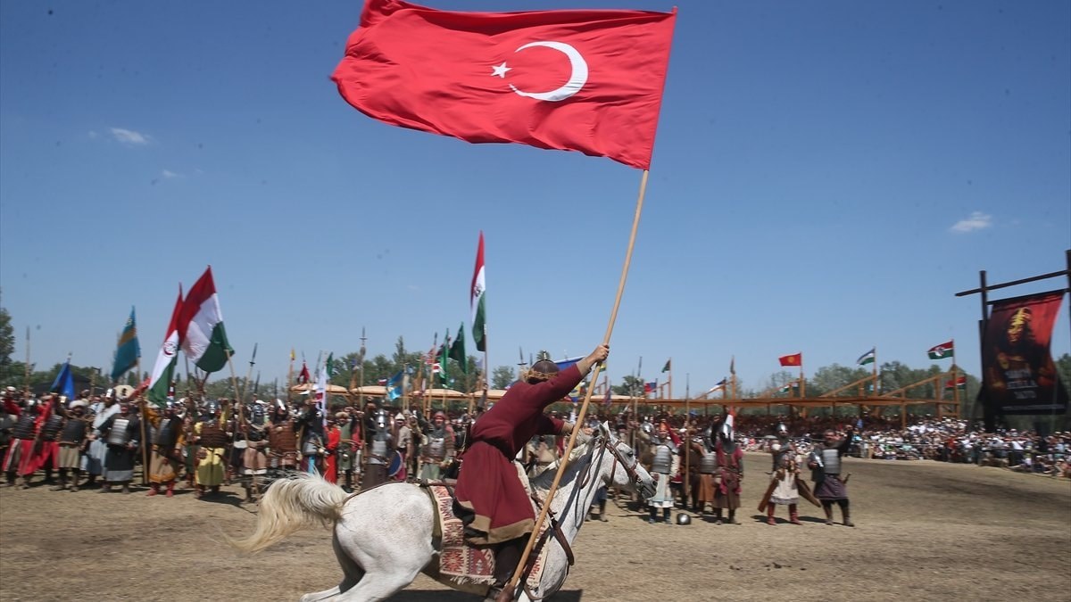 Büyük Hun-Türk Kurultayı’ndan renkli kareler