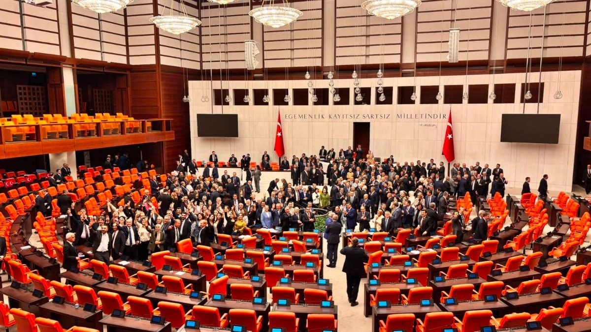 Çerçeve yasa oylamasının sonuçları belli oldu: Yeni Parti’de ret sayısı kabul sayısını geçti