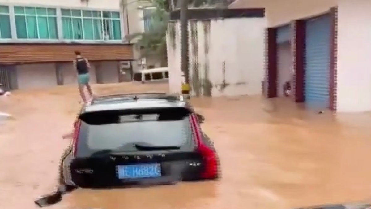 Çin’de göle dönen sokaklarda sörf yaptılar