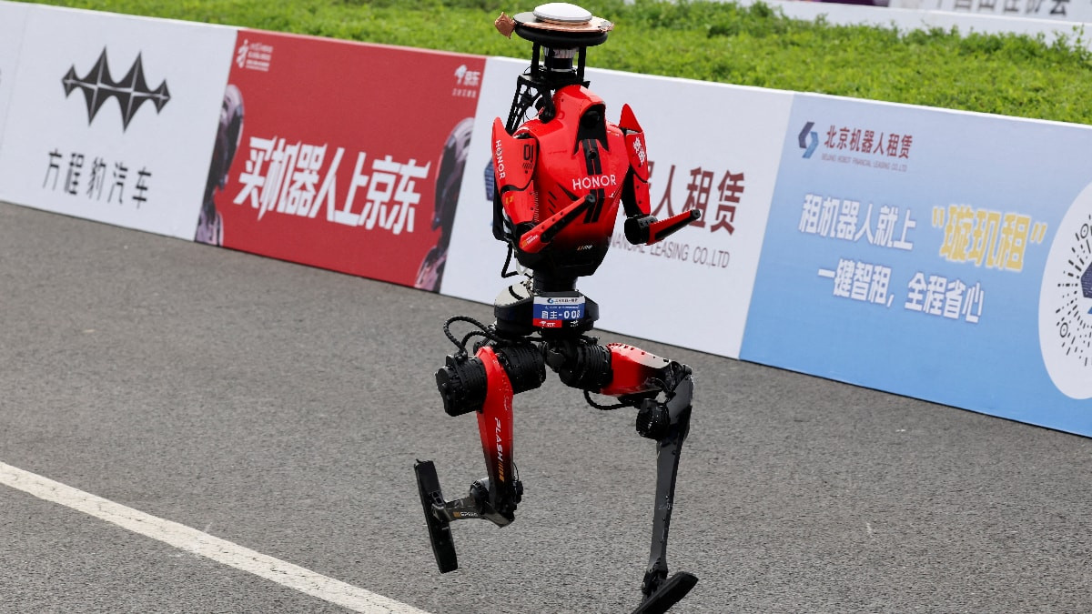 Çin’de insansı robot 100 metreyi Usain Bolt’tan daha hızlı koştu