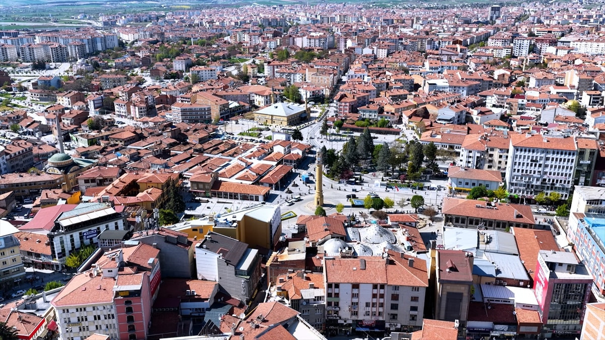 Çorum Tarihi Kent Meydanı yenilendi: Dikiciler Arastası restore edildi