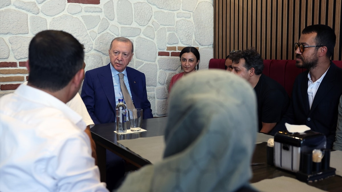 Cumhurbaşkanı Erdoğan, Çengelköy’de vatandaşlarla buluştu