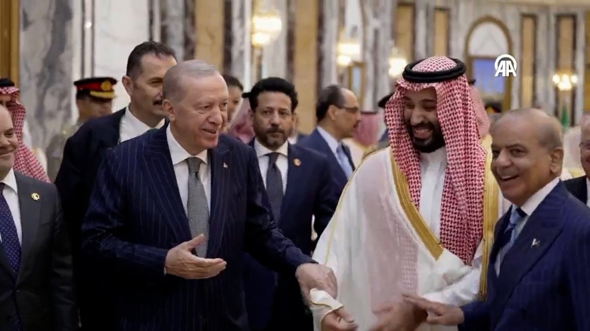 Cumhurbaşkanı Erdoğan, Suudi Arabistan’da liderlerle ayaküstü sohbet etti