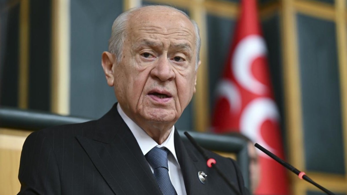 Devlet Bahçeli ‘çerçeve yasa’ için imza attı