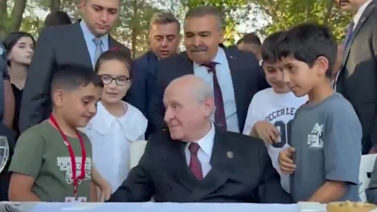 Devlet Bahçeli ile çocuklar arasında samimi sohbet