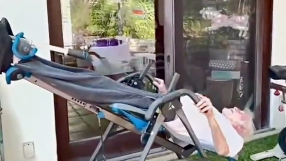 Dick Van Dyke hala formunda: Baş aşağı bağlanmış halde spor yaptı