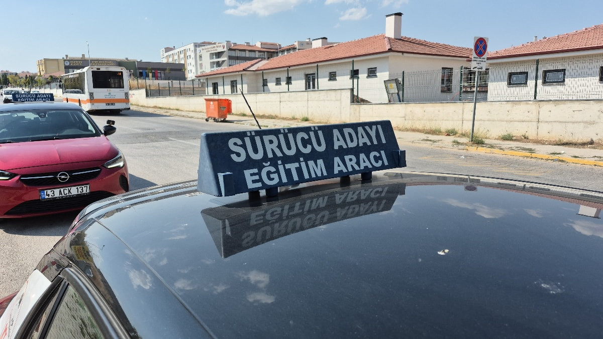 Ehliyet sınavlarında sabit parkur dönemine sona eriyor