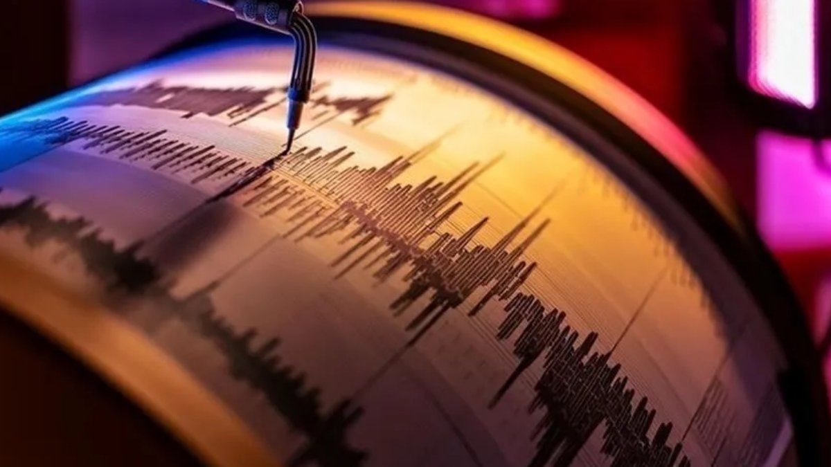 Endonezya’da 7,7 büyüklüğünde deprem