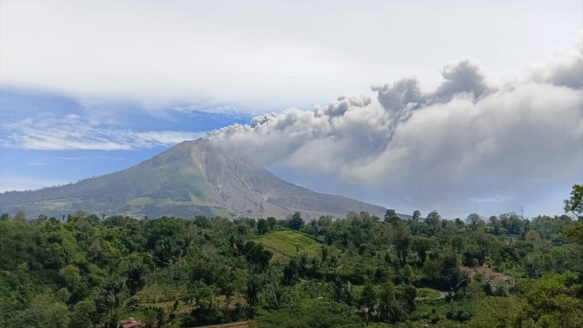 Endonezya’da Sinabung yanardağında patlama