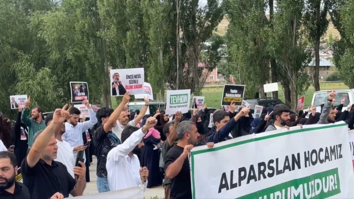 Erzurum’da Alparslan Kuytul taraftarlarından cezaevi önünde gösteri yaptı