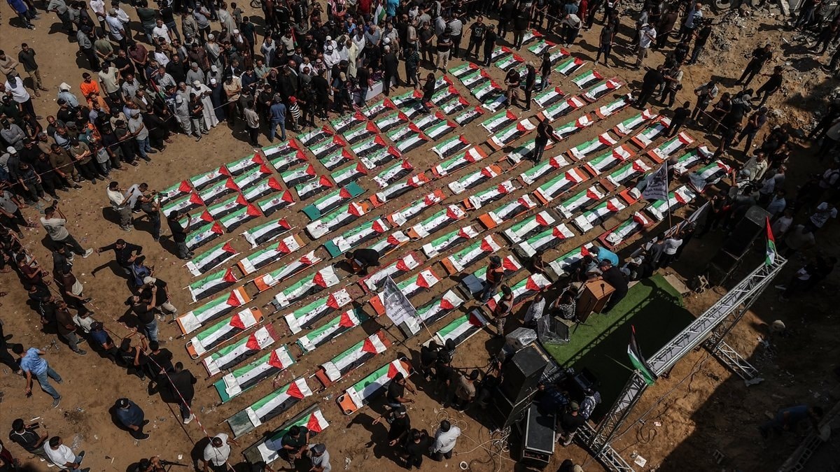 Gazze’de enkazdan çıkarılan 112 Filistinli son yolculuğuna uğurlandı