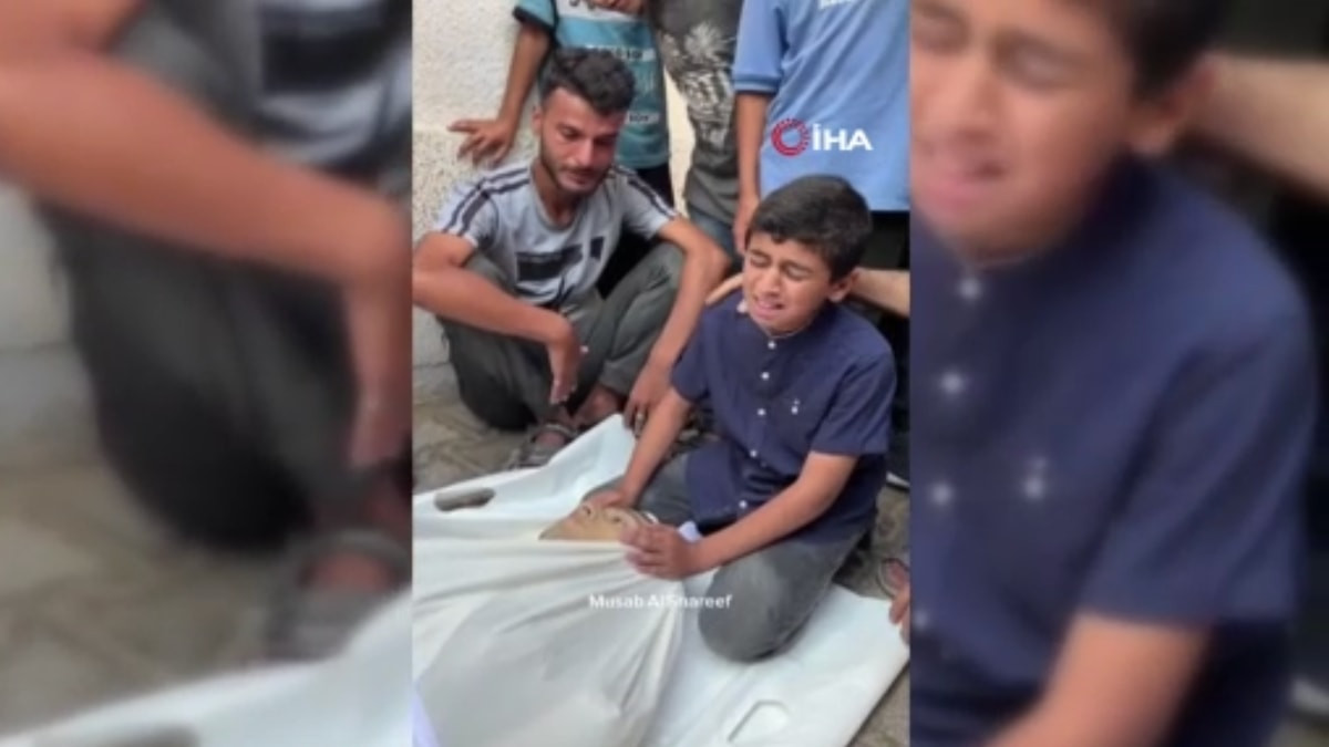 Gazzeli çocuk, İsrail’in öldürdüğü kuzeninin başında Kur’an okudu