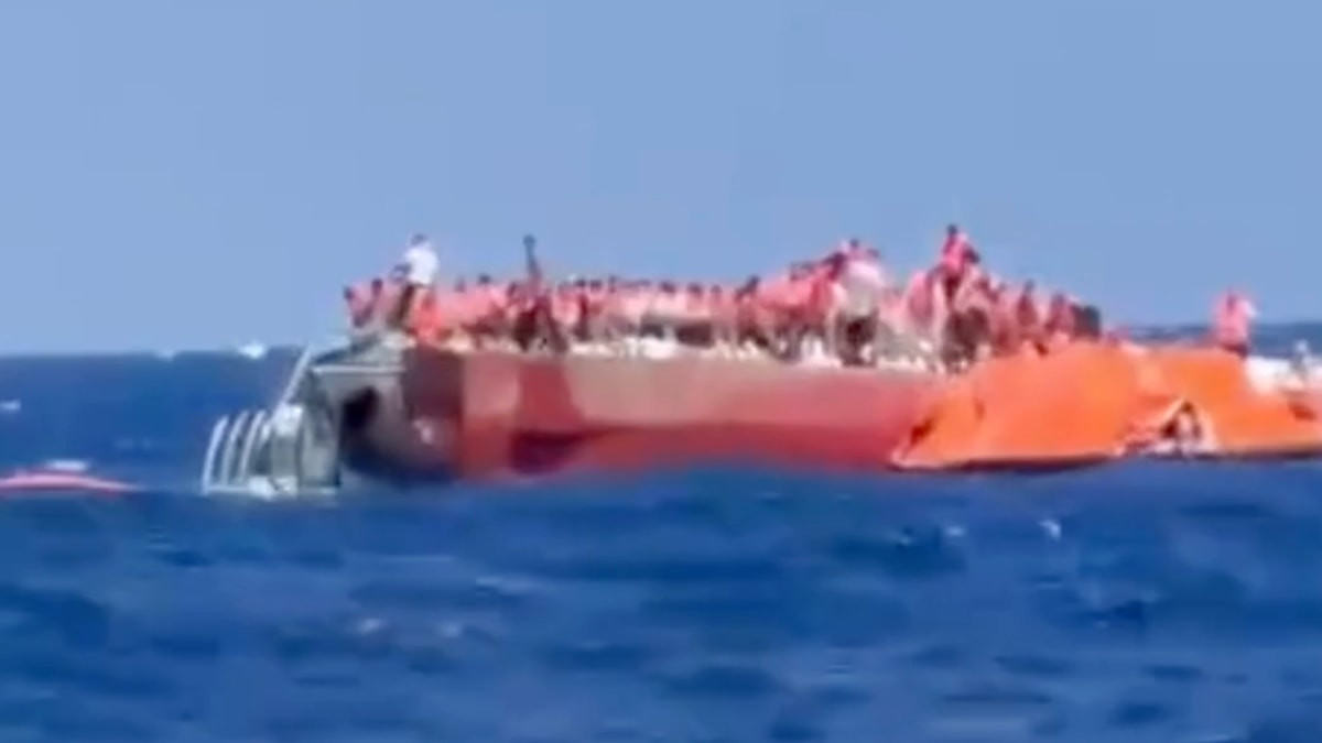 Girne açıklarında yolcu gemisi battı: Arama-kurtarma çalışmaları devam ediyor.