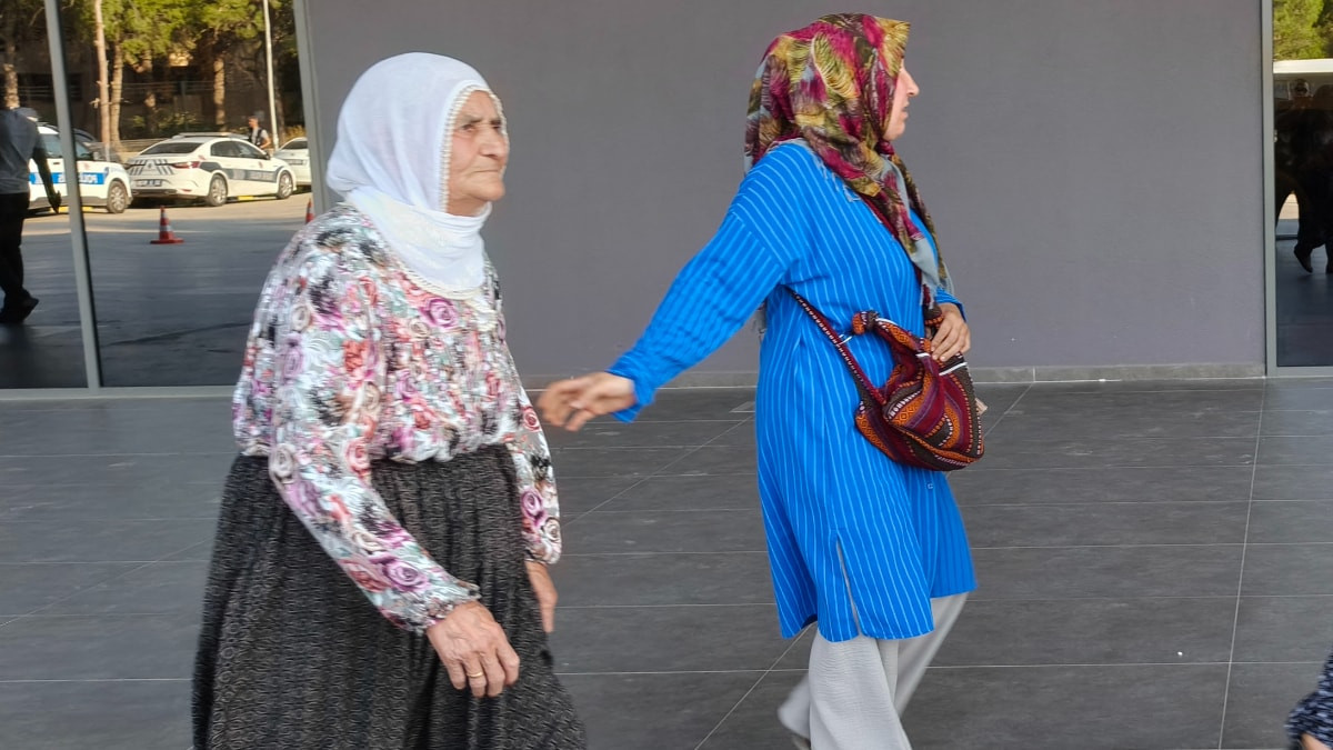 Girne’deki gemi kazasında torunundan haber alamayan yaşlı kadın fenalaştı