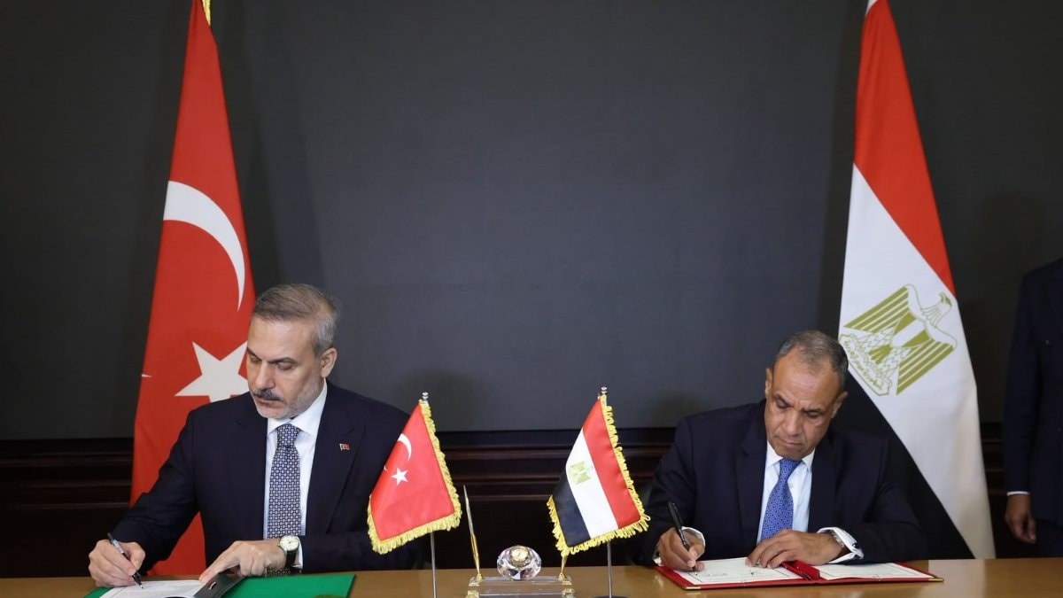Hakan Fidan, Mısır’da çeşitli alanlarda iş birliğine ilişkin üç belge imzaladı