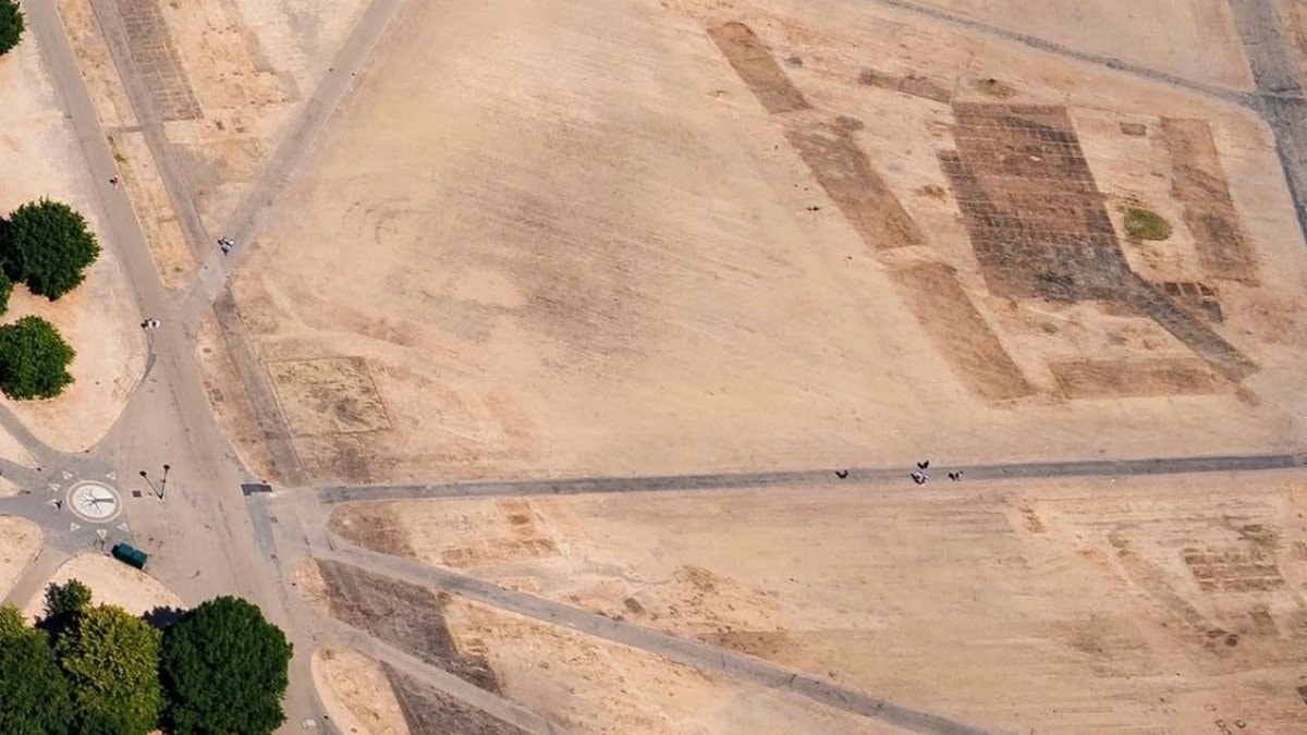 İngiltere’de yeşil parklar hızla kurumaya başladı