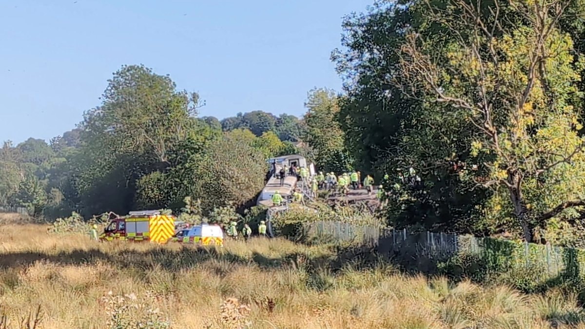 İngiltere’de yolcu treni raydan çıktı: 2’si ağır 11 yaralı