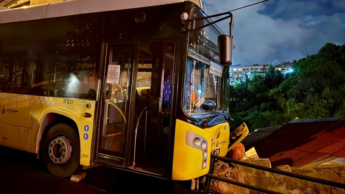 İstanbul’da bir İETT otobüsü daha kaza yaptı