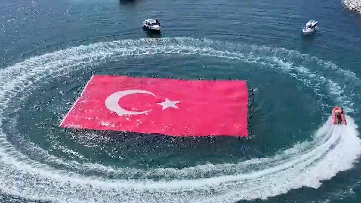 İstanbul’da denizde 660 metrekarelik Türk bayrağı açıldı