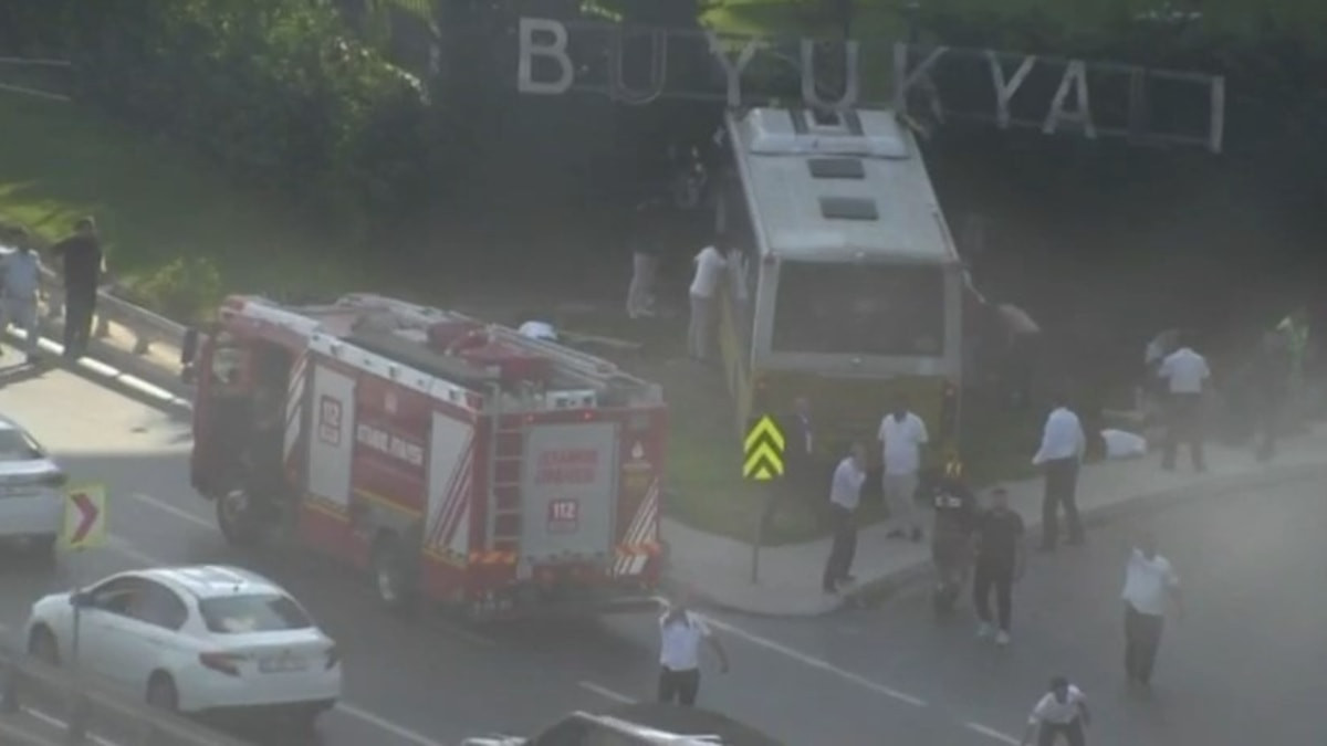 İstanbul’da İETT otobüsü yoldan çıkarak kaza yaptı: Yaralılar var