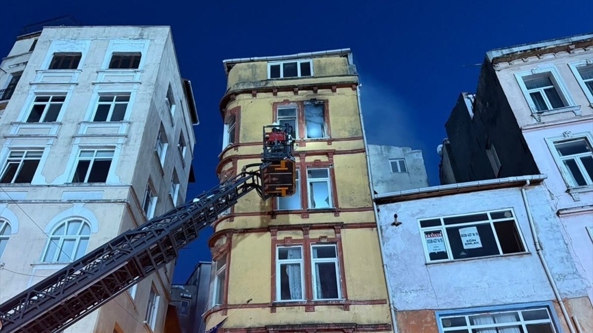 İstanbul’da maçta atılan havai fişek evi yaktı: Faciadan dönüldü