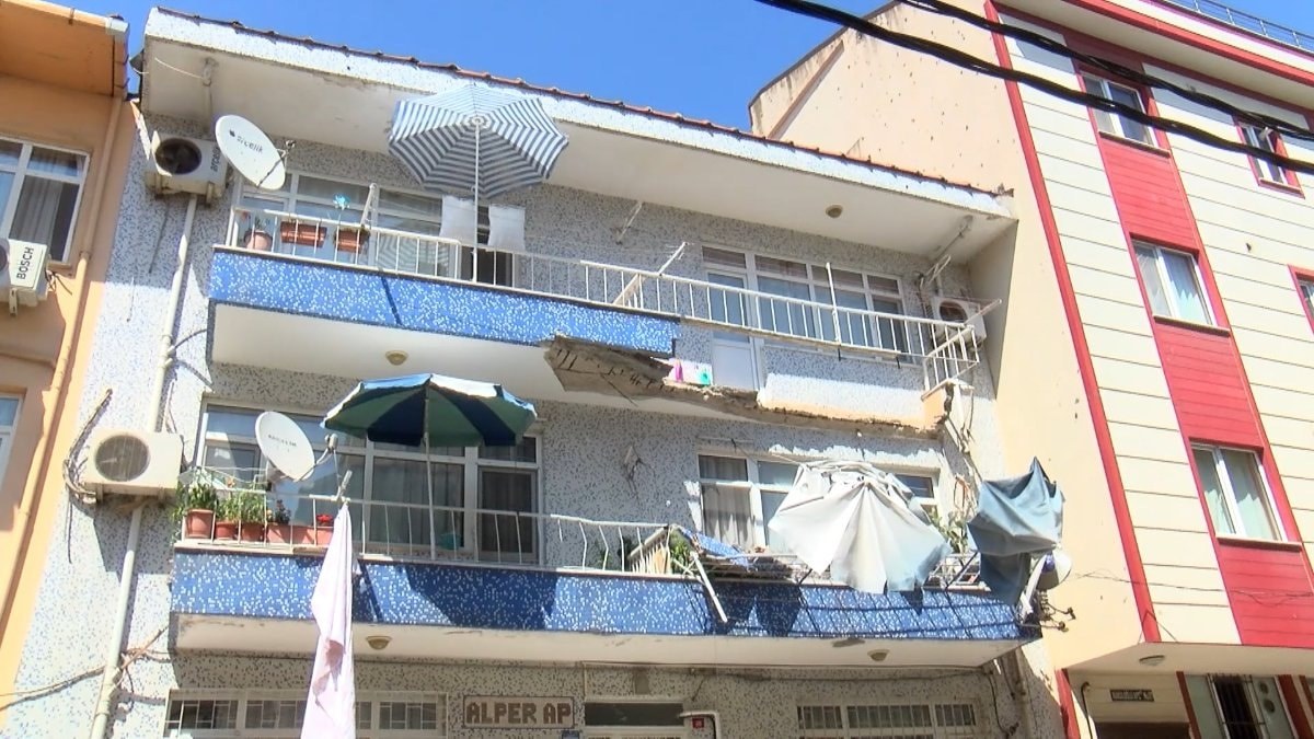 İstanbul’da riskli bina alarmı: Deprem beklenirken binanın balkonu çöktü