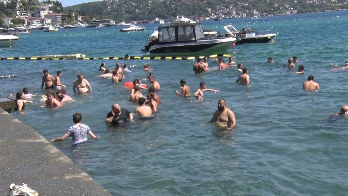 İstanbul’da sıcak hava bunalttı: Vatandaş kendini Boğaz’ın serin sularına bıraktı
