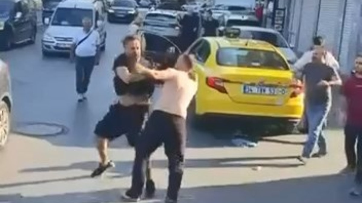 İstanbul’da taksiciler arasında yumruklu kavga kamerada