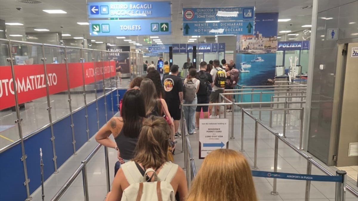 İtalya, İspanya uçuşlarında pasaport kontrolüne başladı